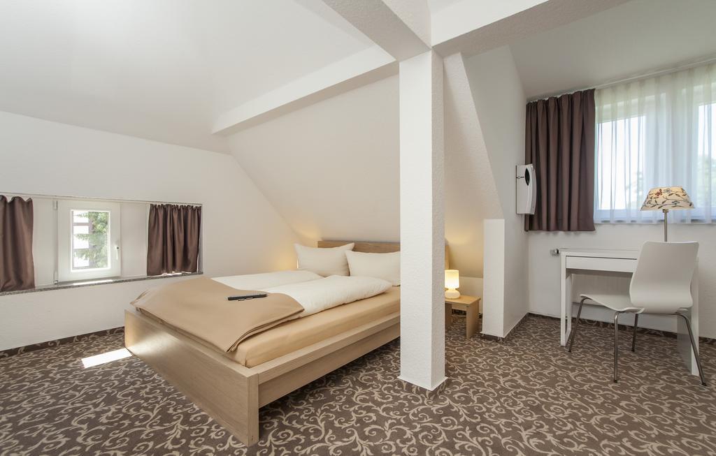 Pension Lok-Inn Walluf Zimmer foto