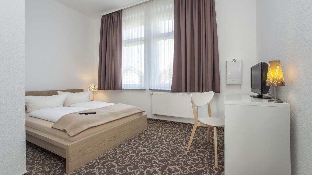 Pension Lok-Inn Walluf Zimmer foto