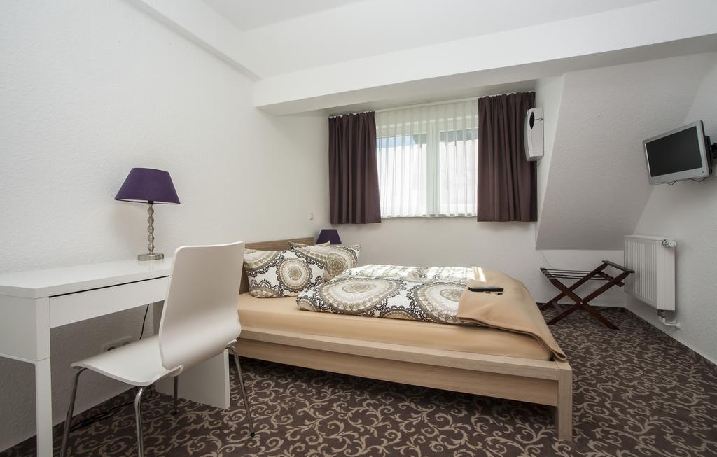 Pension Lok-Inn Walluf Zimmer foto
